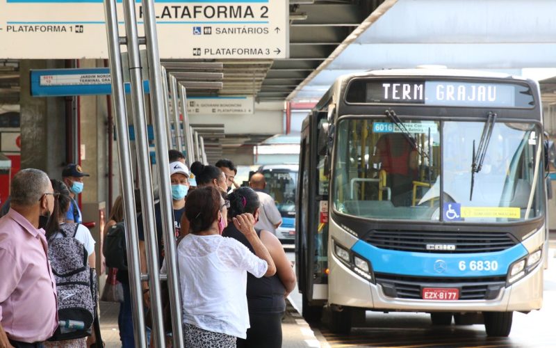 Transportes diminuem 0,2% e puxam para baixo o setor de serviços em