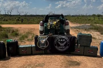 Apreensão recorde: quase meia tonelada de drogas é encontrada em pista de pouso clandestina em Rondônia.