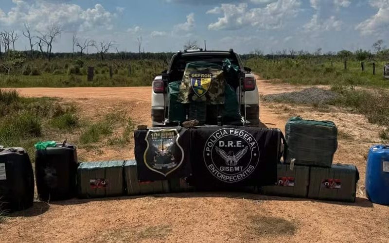 Apreensão recorde: quase meia tonelada de drogas é encontrada em pista de pouso clandestina em Rondônia.