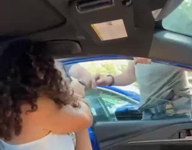 Mulher trans brasileira é brutalmente detida por autoridades americanas; assista ao vídeo