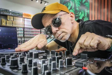 DJ Cesinha deixou sua marca na cena da dance music do Acre com um estilo que envolve alma de roqueiro.