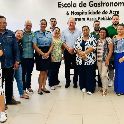 Autoridades se encontram com líderes comunitários para discutir programa de liderança